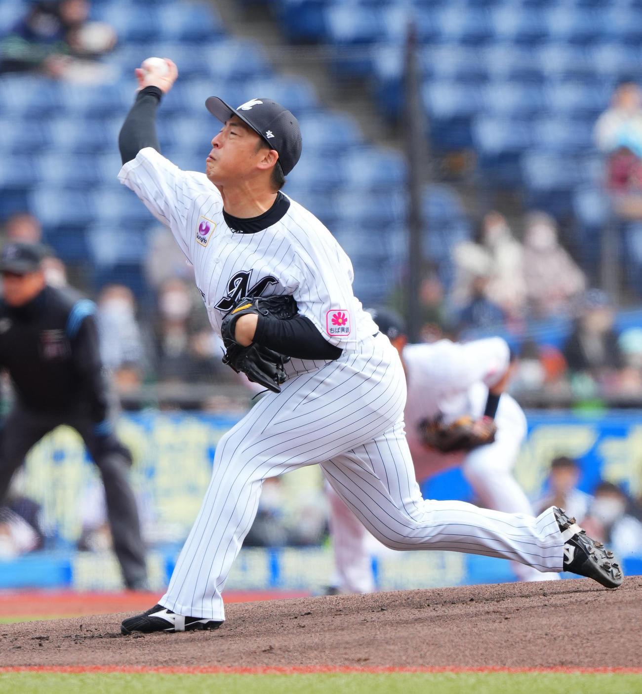 ロッテ対ヤクルト　力投するロッテ先発の美馬（撮影・垰建太）