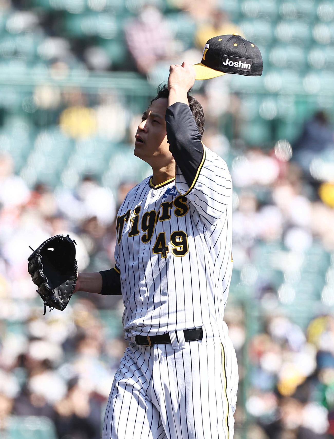 阪神対オリックス　2回に4失点した大竹は汗をぬぐいながらベンチに引き揚げる（撮影・上田博志）