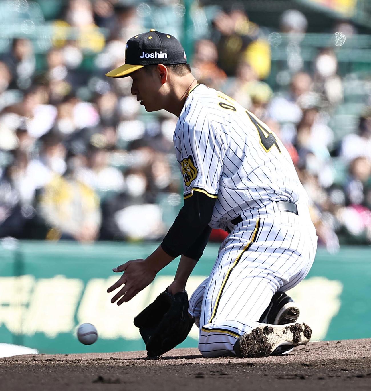 阪神対オリックス　1回表オリックス1死、阪神先発の大竹は福田の投ゴロを丁寧に処理する（撮影・上田博志）