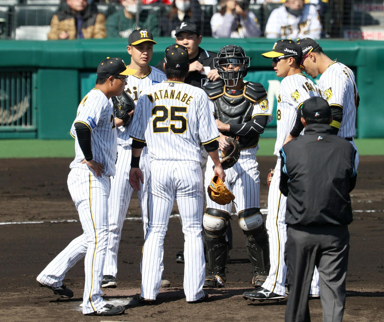 オープン戦・阪神対オリックス　2回、大竹（左から2人目）が打たれマウンドに集まる阪神内野陣（撮影・上山淳一）