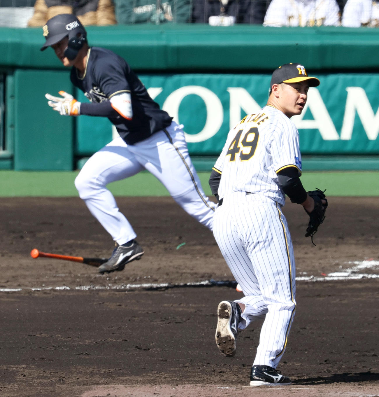 オープン戦・阪神対オリックス　2回表オリックス無死満塁、大竹（手前）は太田に中前2点適時打を打たれる（撮影・上山淳一）