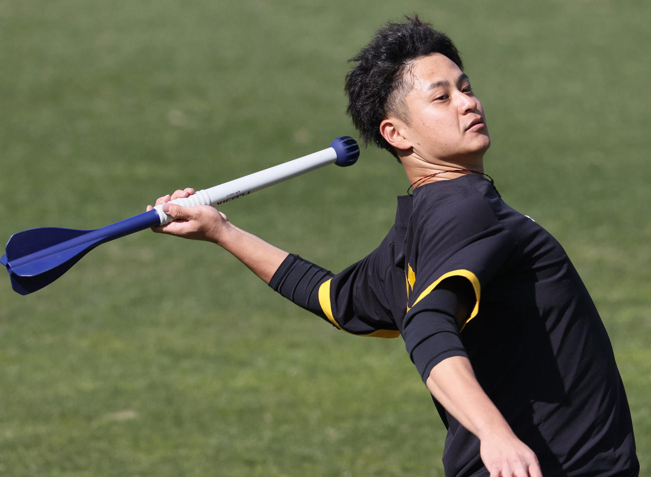 オープン戦・阪神対オリックス　試合前の練習でやり投げする阪神大竹（撮影・上山淳一）