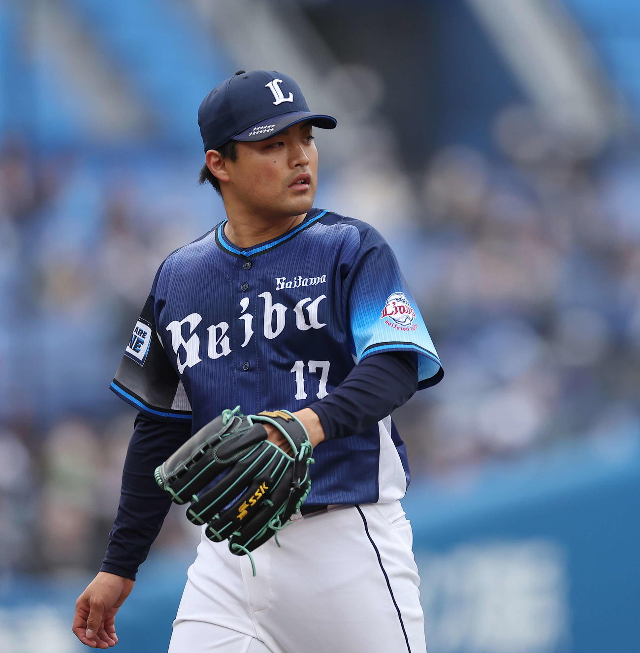 DeNA対西武　4回裏を抑え、ベンチに戻る松本（撮影・河田真司）