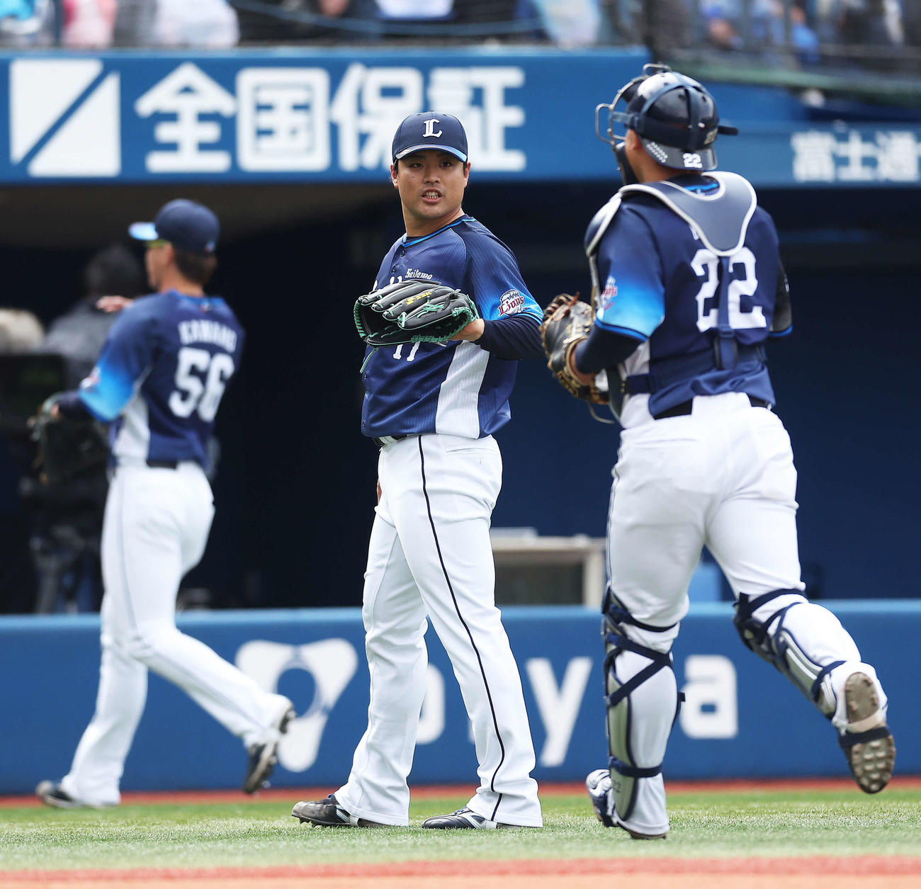 DeNA対西武　1回表を3者凡退に抑え、古賀（手前）らナインを迎える松本（撮影・河田真司）