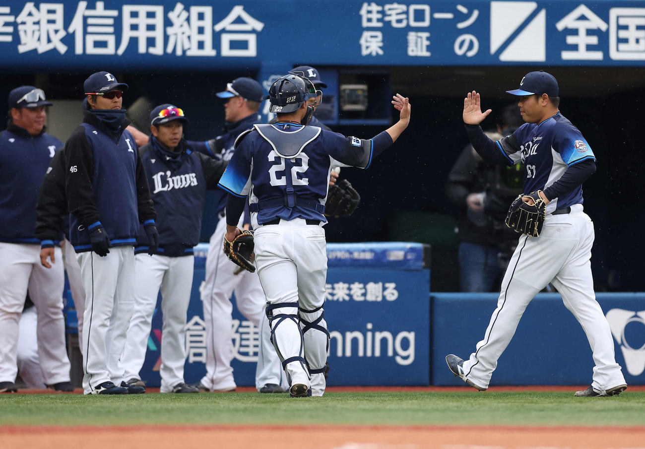 DeNA対西武　6回裏を抑え、ベンチに戻る平良（右）（撮影・河田真司）