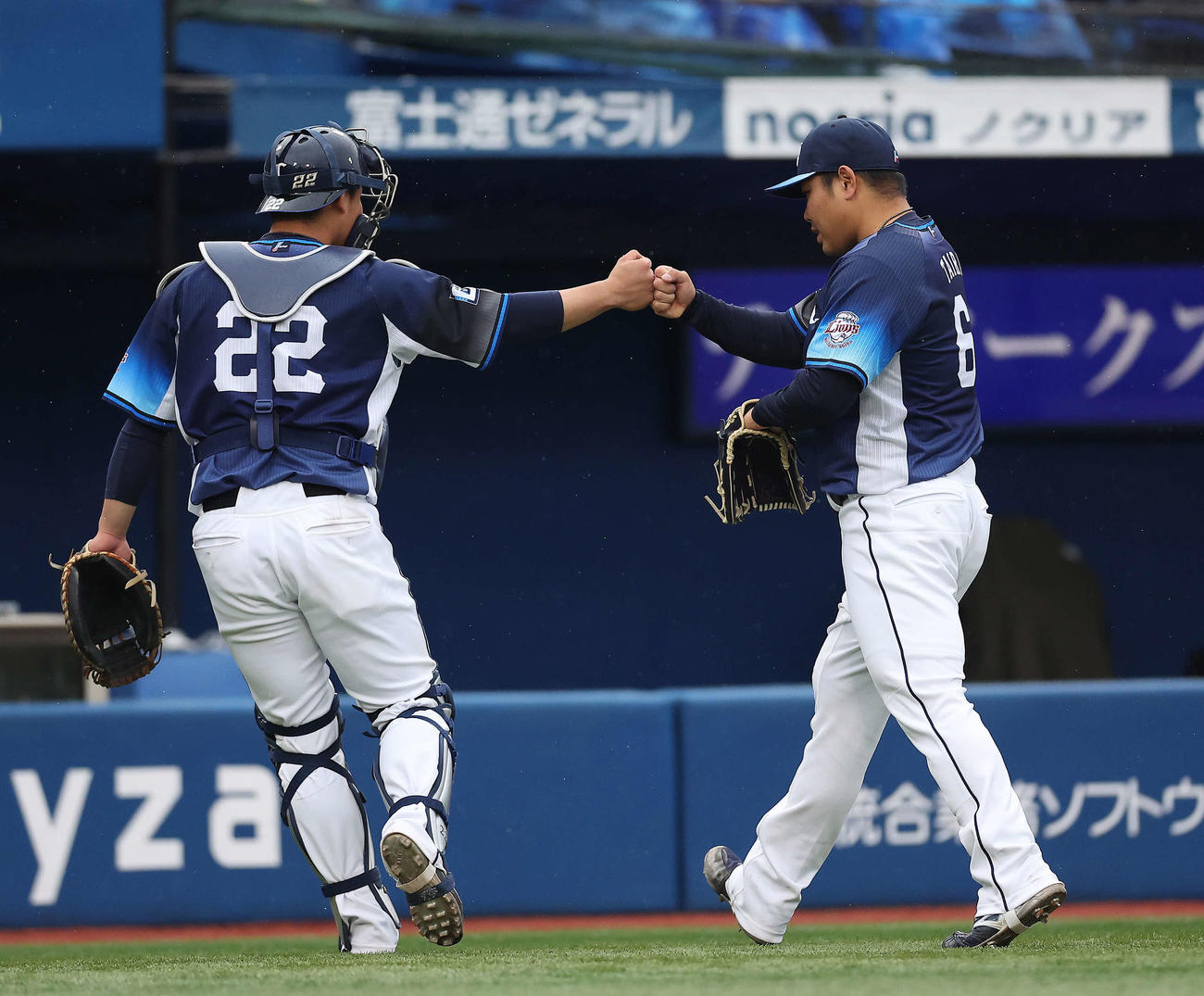 DeNA対西武　7回裏を抑え、グータッチを交わす古賀（左）と平良（撮影・河田真司）