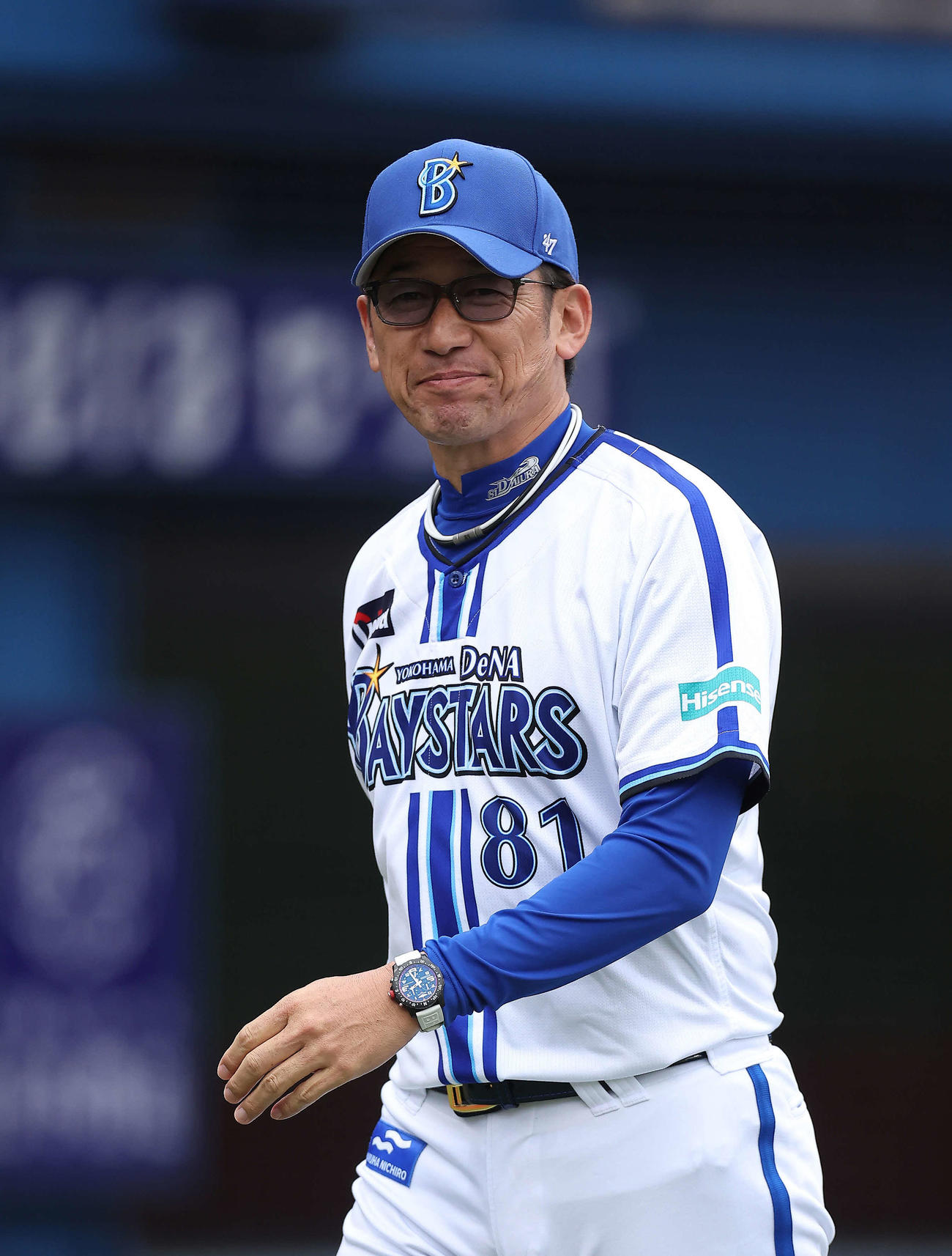 DeNA対西武　4回裏を終え、選手交代を告げる三浦監督（撮影・河田真司）