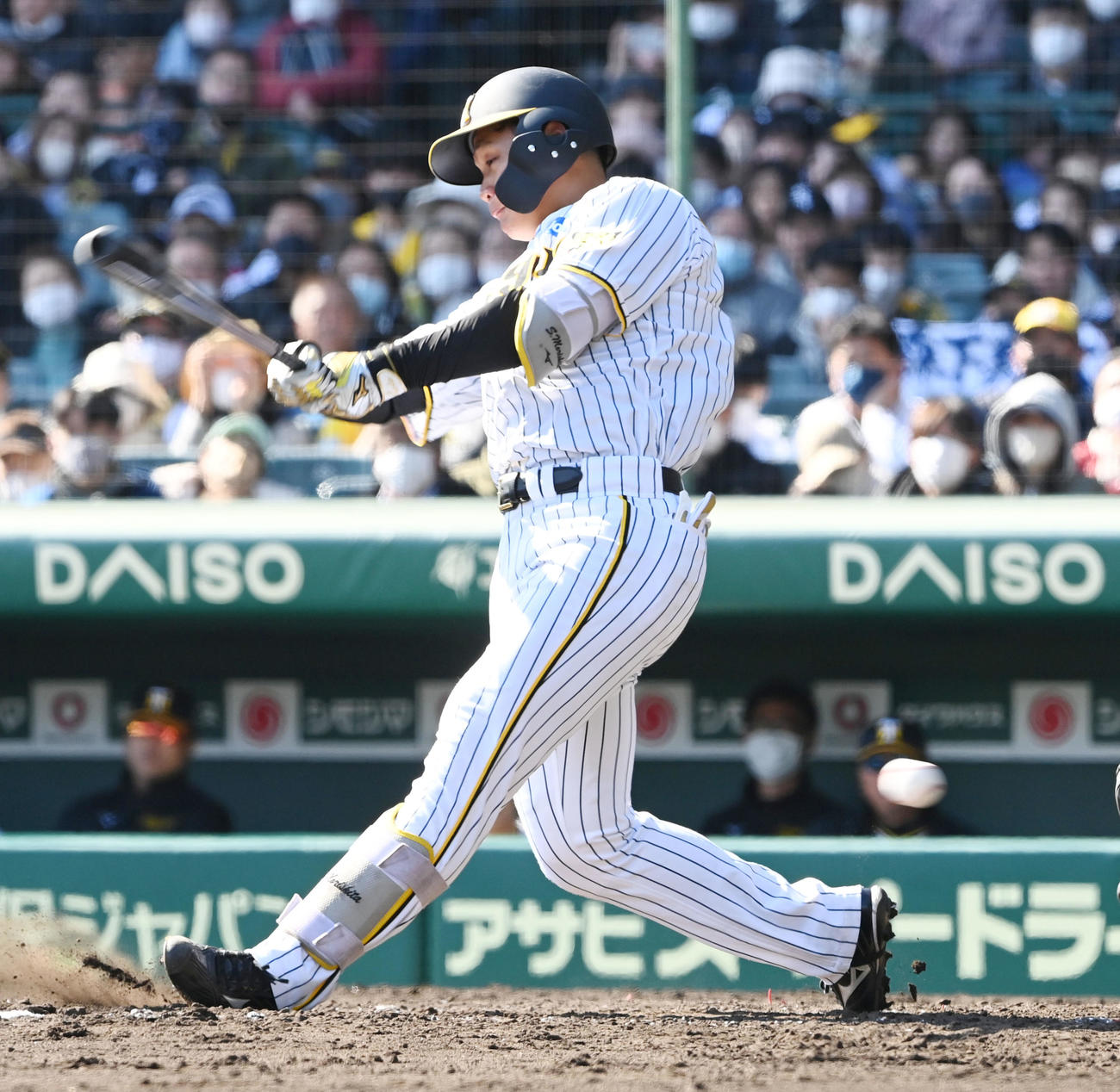 阪神対オリックス　4回裏阪神無死二塁、森下は空振りの三振に倒れる（撮影・前岡正明）
