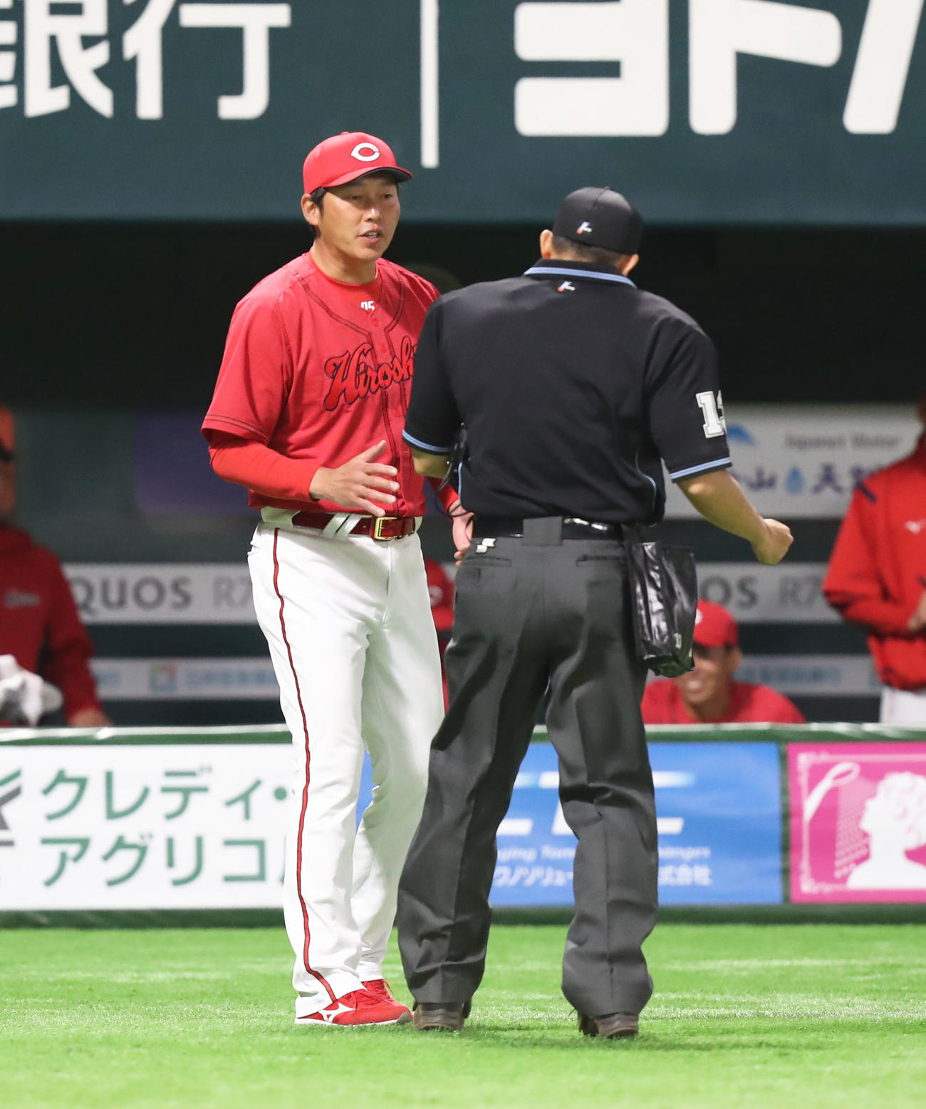 ソフトバンク対広島　6回裏に選手の交代を告げる新井監督（撮影・屋方直哉）