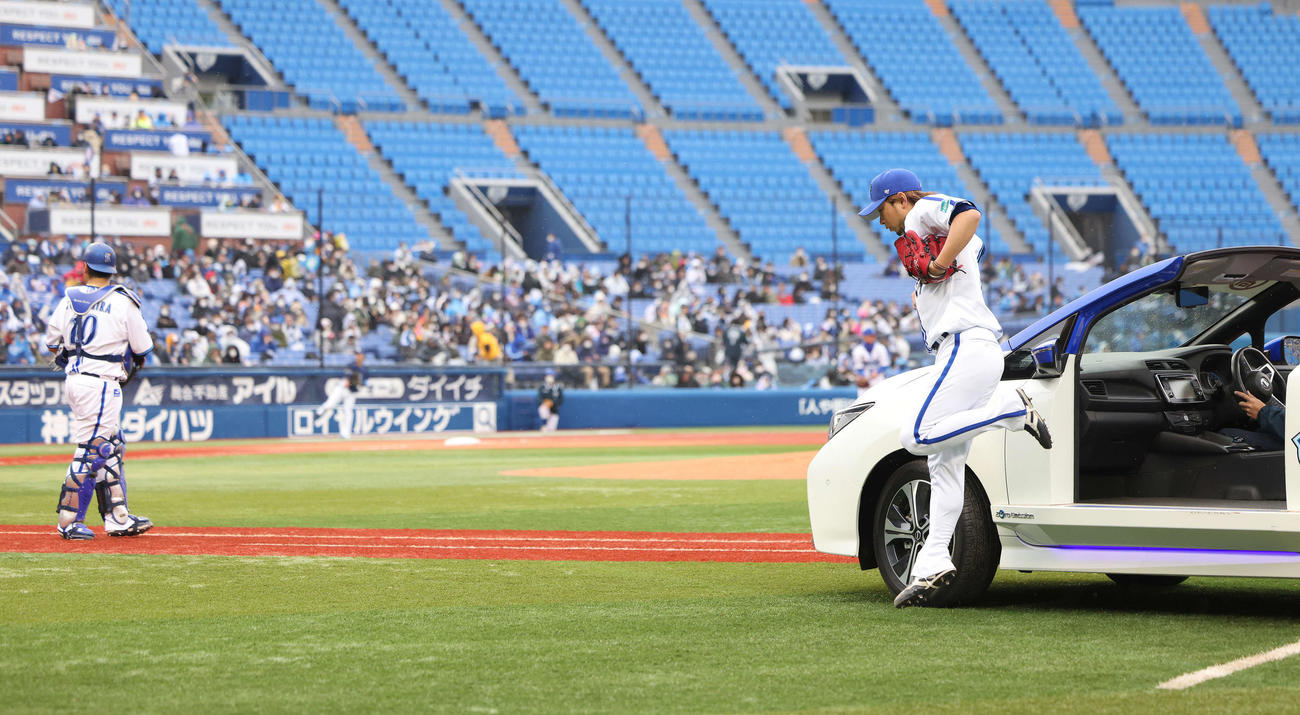 DeNA対西武　7回表、DeNA4番手でマウンドに向かう三嶋（撮影・河田真司）
