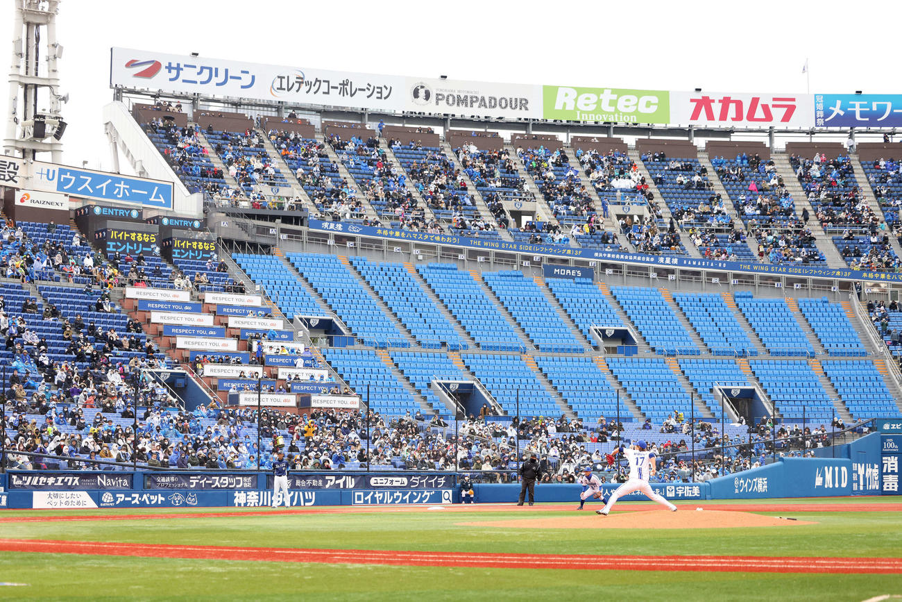 DeNA対西武　7回表、DeNA4番手で登板する三嶋（撮影・河田真司）