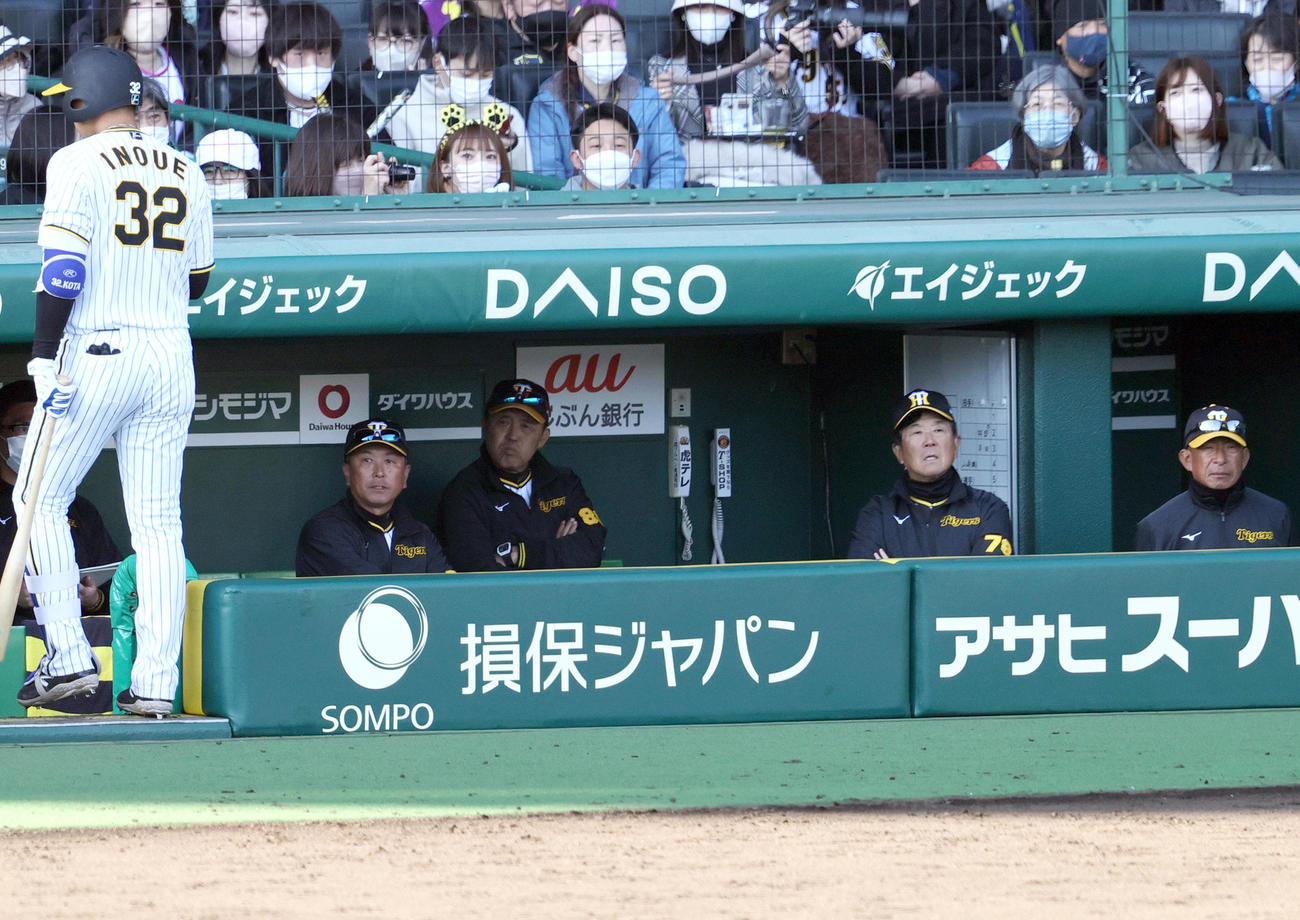 阪神対オリックス　8回裏阪神無死一塁、岡田監督（左から3人目）は一走森下が井上の左飛で二塁を回るもベースを踏まずに帰塁しアウトとなり渋い表情を見せる（撮影・上山淳一）