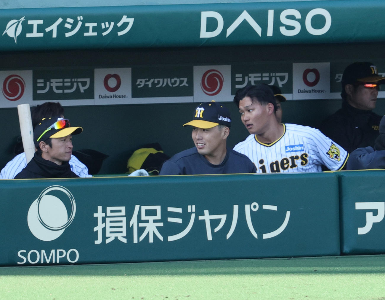 オープン戦・阪神対オリックス　8回裏阪神無死一塁、森下（右から2人目）は井上の左飛で二塁を回るもベースを踏まずに帰塁したためアウトとなる（撮影・上山淳一）