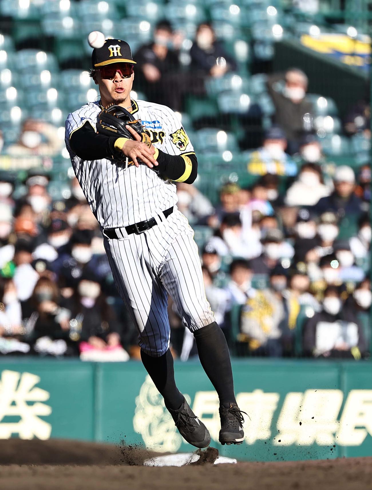阪神対オリックス　9回表オリックス1死一塁、大城の内野安打を一塁へ悪送球する佐藤輝（撮影・上田博志）