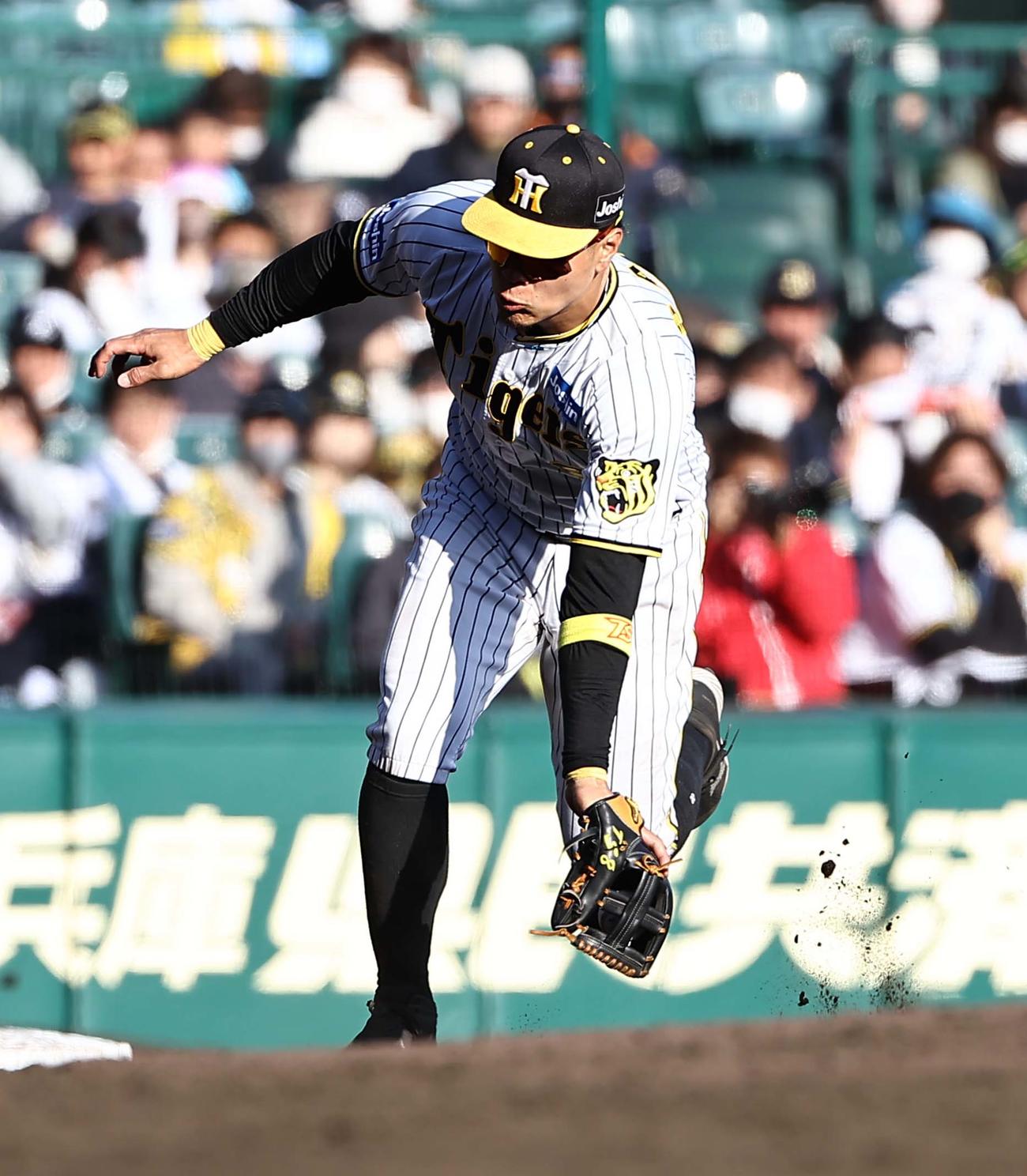 阪神対オリックス　9回表オリックス1死一塁、大城の内野安打を一塁へ悪送球する佐藤輝（撮影・上田博志）