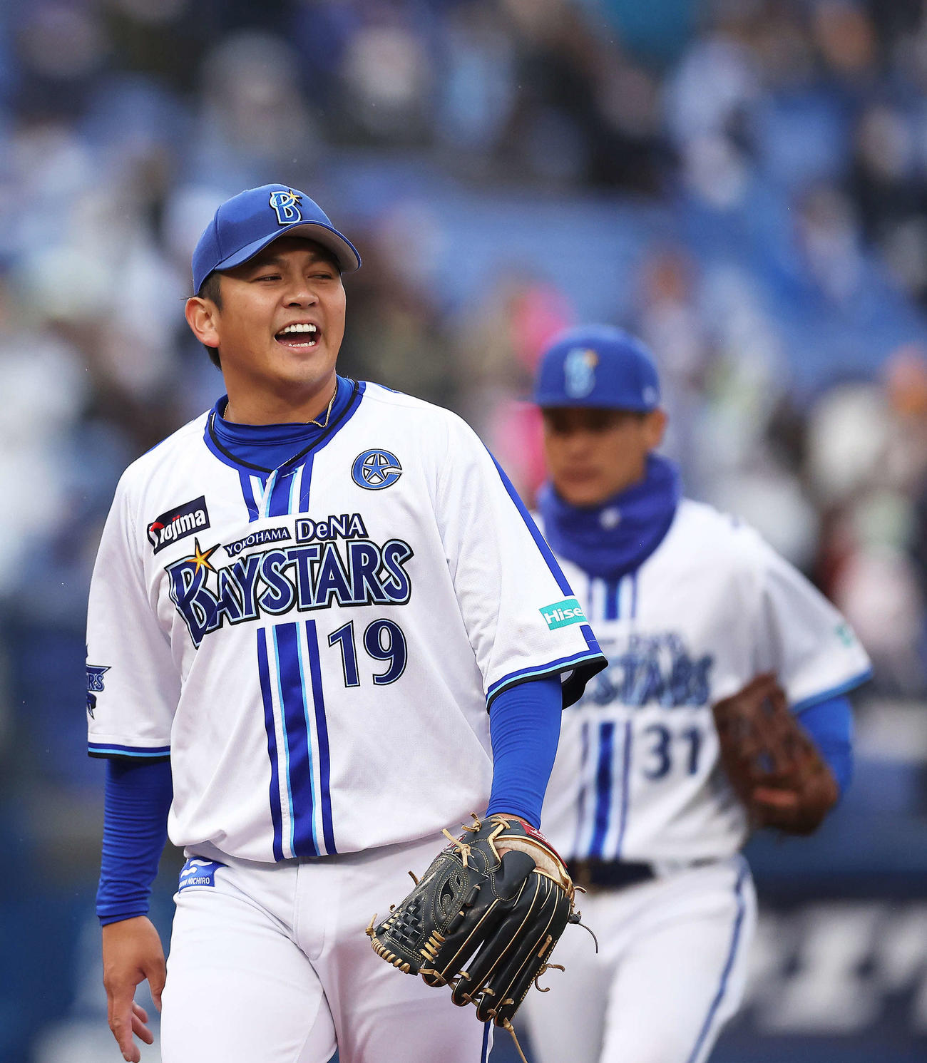 DeNA対西武　8回表を抑え、笑顔でベンチに戻る山崎（撮影・河田真司）