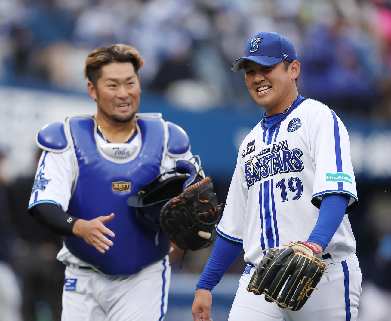 DeNA対西武　8回表を抑え、戸柱（左）と笑顔でベンチに戻る山崎（撮影・河田真司）