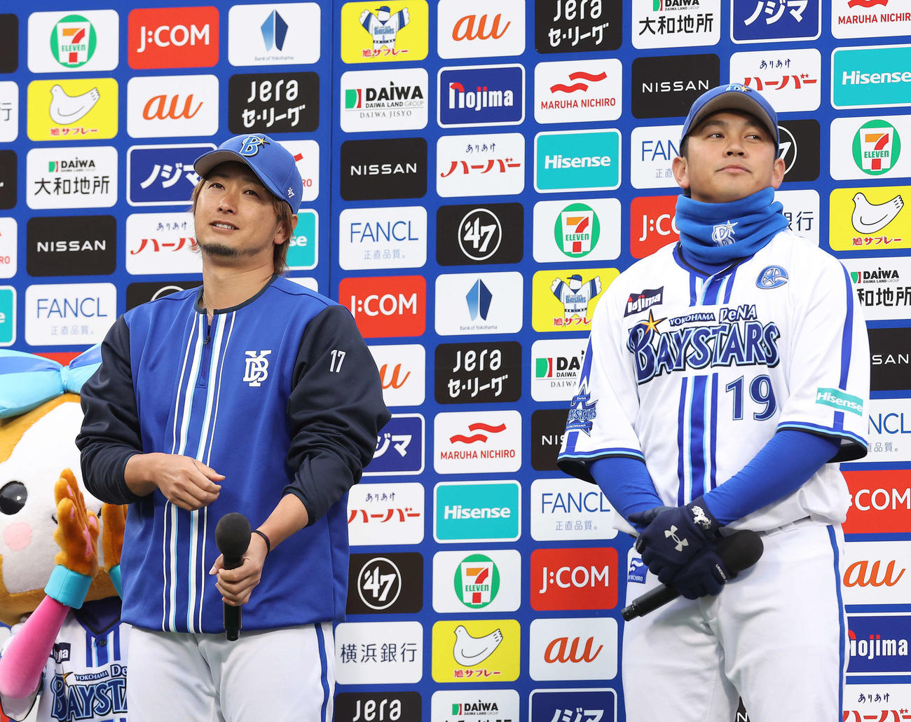 DeNA対西武　試合後、お立ち台であいさつする三嶋（左）と山崎（撮影・河田真司）