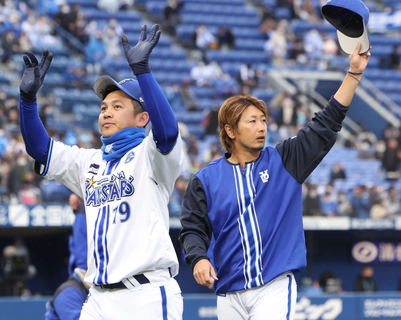 DeNA対西武　試合後、観客の声援に応えながら引き揚げるDeNA山崎（左）と三嶋（撮影・河田真司）
