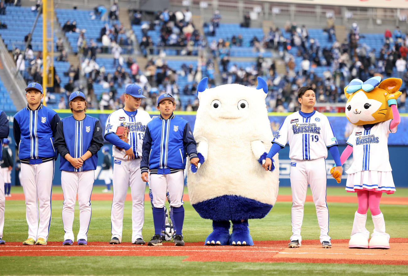 DeNA対西武　西武に勝利し整列するDeNAの、左から小園、三嶋、伊勢、東、バート、山崎、DB．キララ（撮影・河田真司）