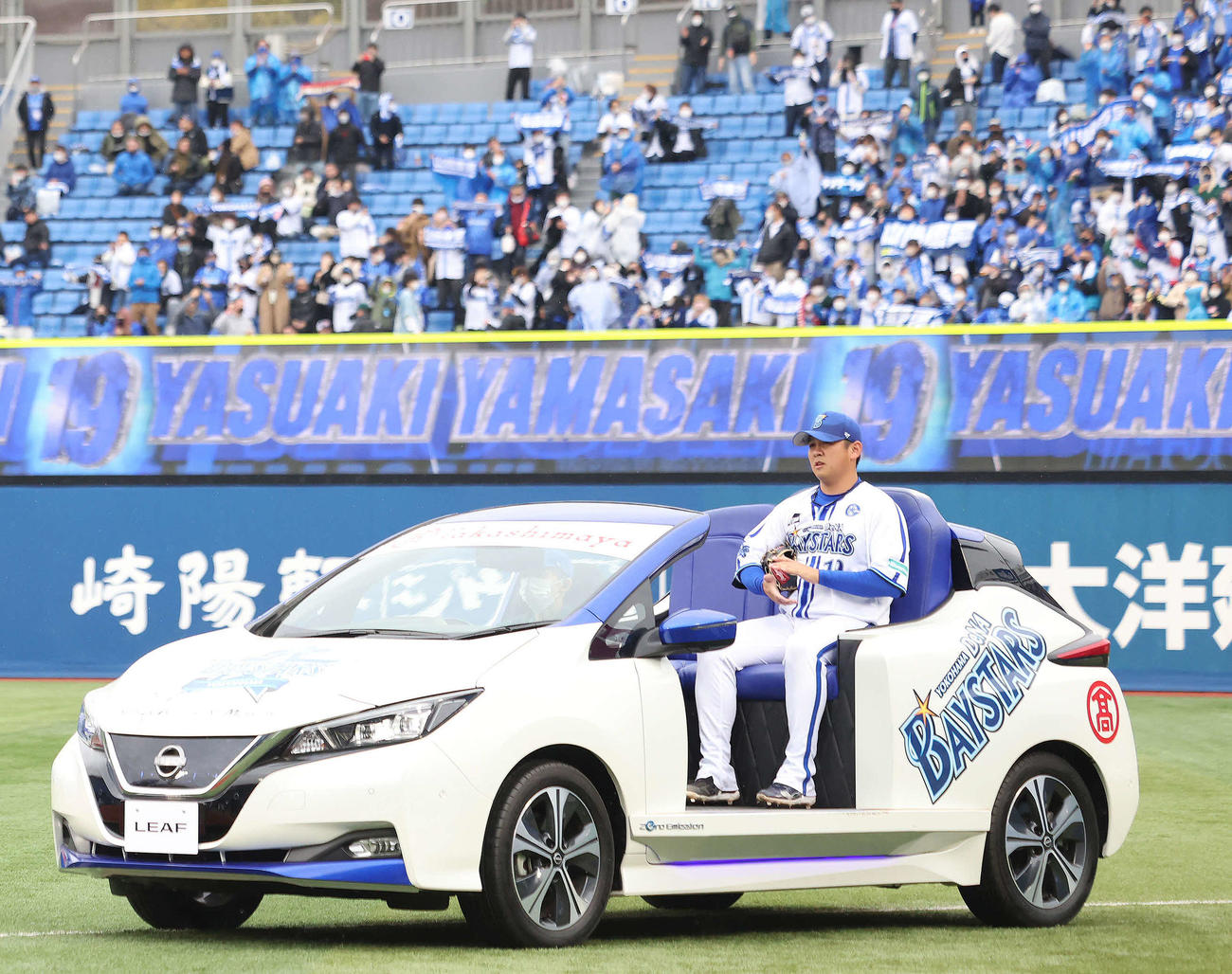 DeNA対西武　8回表、マウンドに向かうDeNA5番手で登板する山崎（撮影・河田真司）