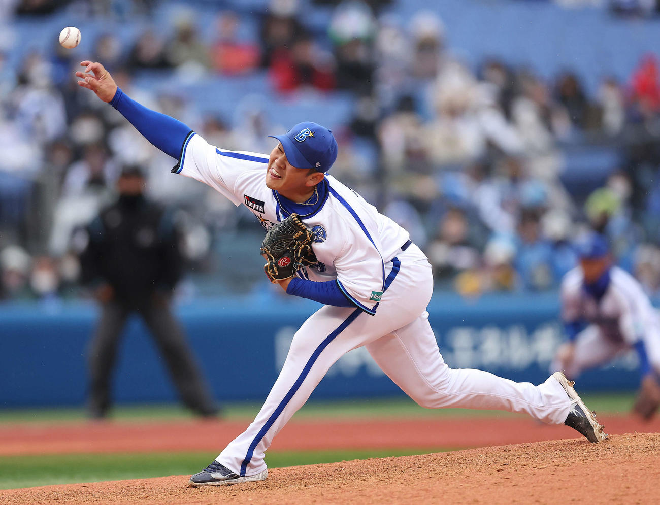 DeNA対西武　8回表、DeNA5番手で登板する山崎（撮影・河田真司）