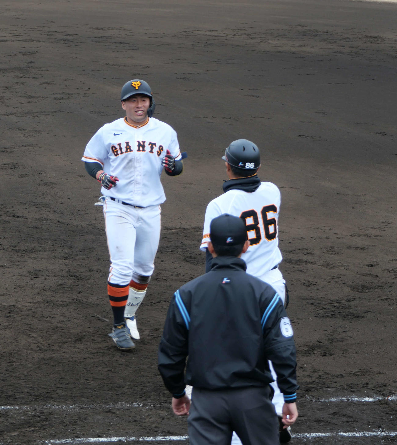 春季教育リーグ巨人対西武　中前打を放ち、笑顔を見せる巨人浅野（撮影・上田悠太）
