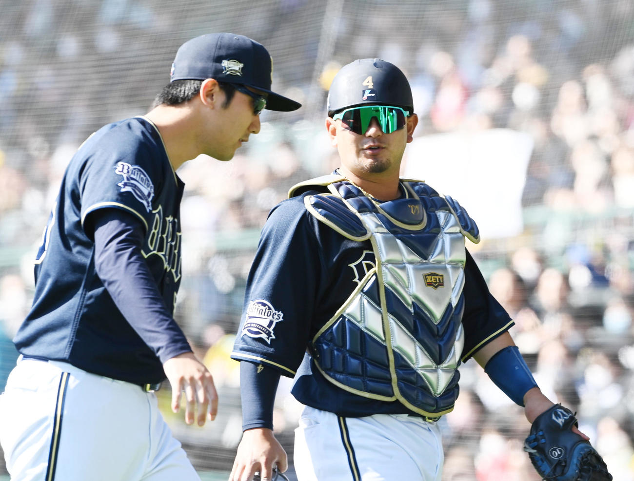 阪神対オリックス　2回、ベンチに戻る田嶋（左）は森と話す（撮影・前岡正明）