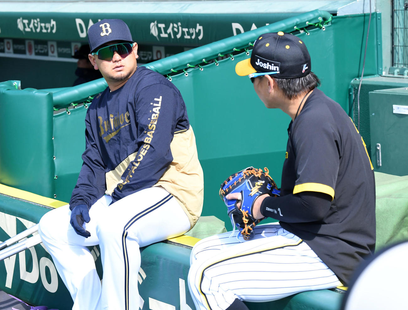 阪神対オリックス　試合前に話すオリックス森（左）と阪神梅野（撮影・前岡正明）