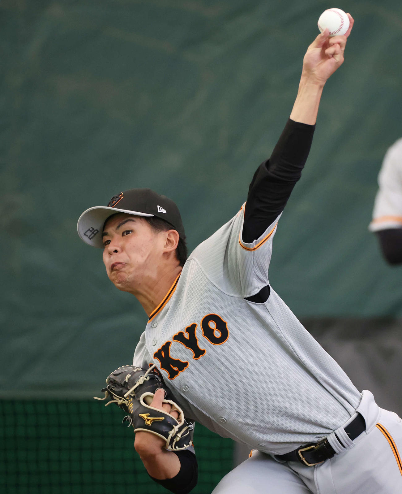 ブルペンで力投する巨人山田（撮影・宮地輝）
