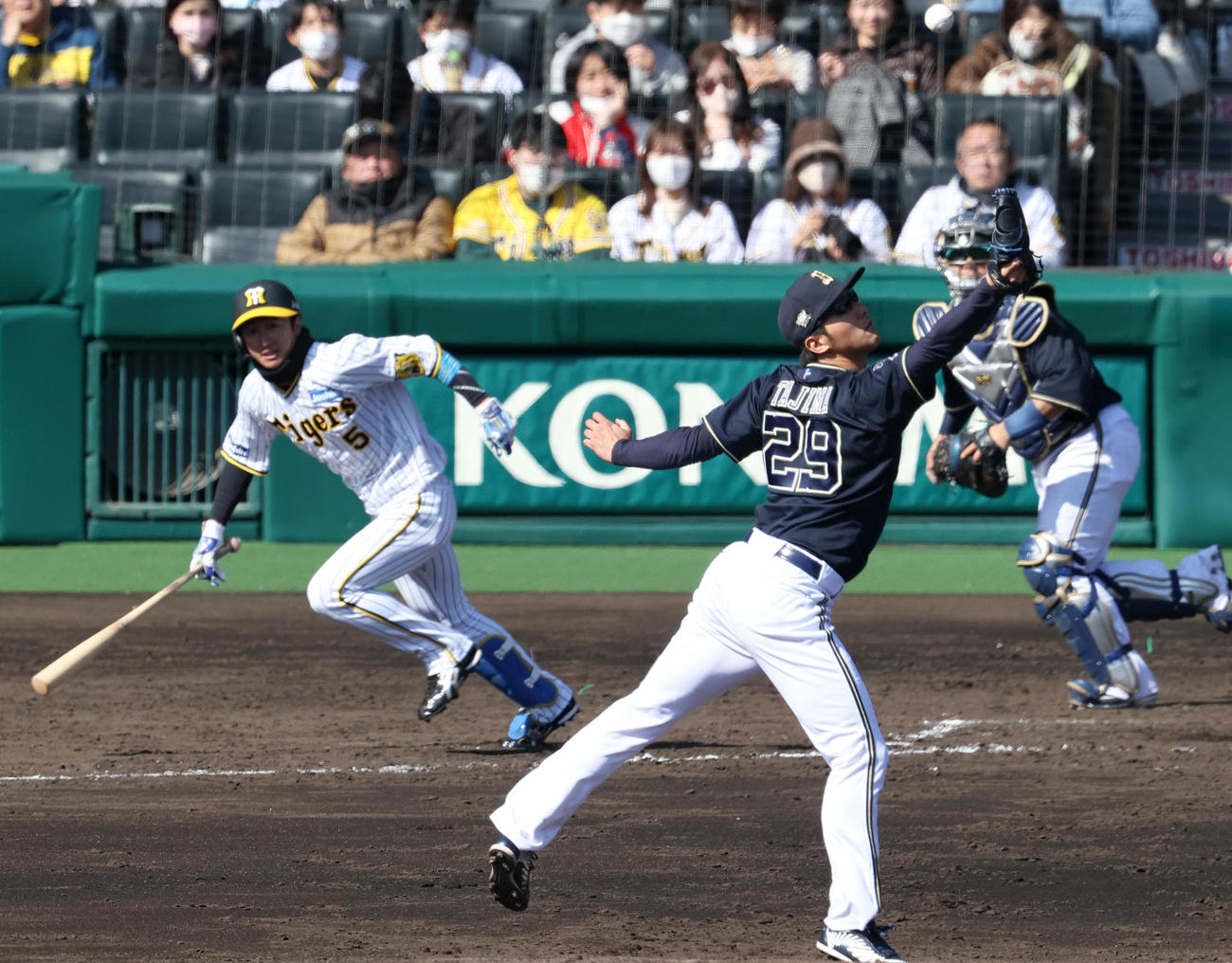 オープン戦・阪神対オリックス　3回裏阪神無死、田嶋（手前）は近本の打球に反応するが安打となる（撮影・上山淳一）