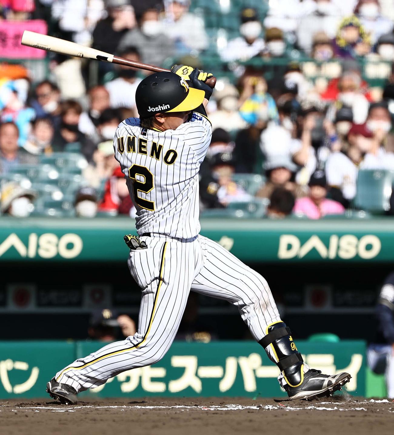 阪神対オリックス　6回裏阪神1死一塁、梅野は左前打を放つ（撮影・上田博志）
