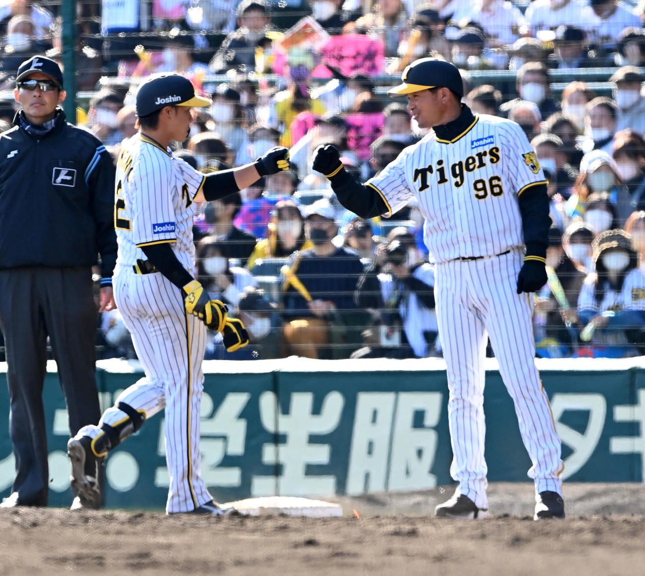 阪神対オリックス　6回裏阪神1死一塁、梅野（左）は左前打を放ち筒井コーチとグータッチ（撮影・前岡正明）