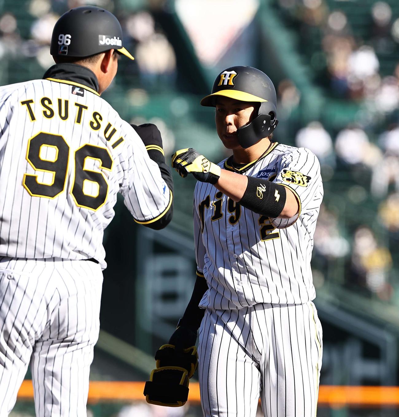 阪神対オリックス　6回裏阪神1死一塁、梅野は左前打を放ち筒井コーチとグータッチをする（撮影・上田博志）
