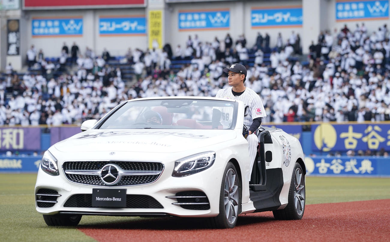 ロッテ対ヤクルト　9回表、ファンの声援を受けリリーフカーからマウンドに向かうロッテ6番手中森（撮影・垰建太）