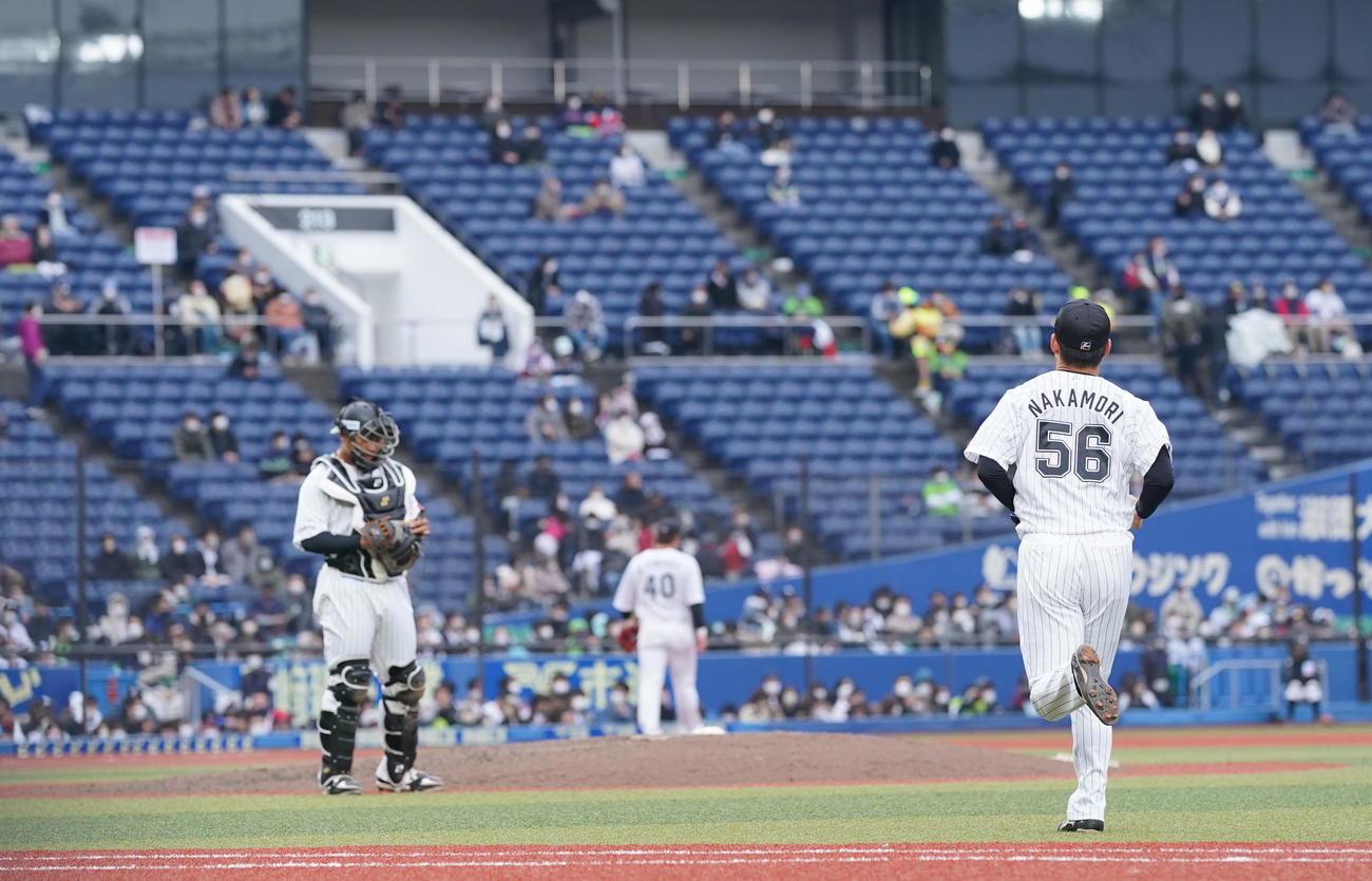 ロッテ対ヤクルト　9回表、リリーフカーを下りてマウンドに向かうロッテ6番手中森（右）（撮影・垰建太）