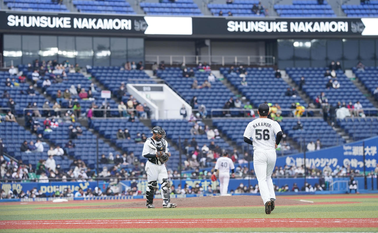 ロッテ対ヤクルト　9回表、リリーフカーを下りてマウンドに向かうロッテ6番手中森（右）（撮影・垰建太）