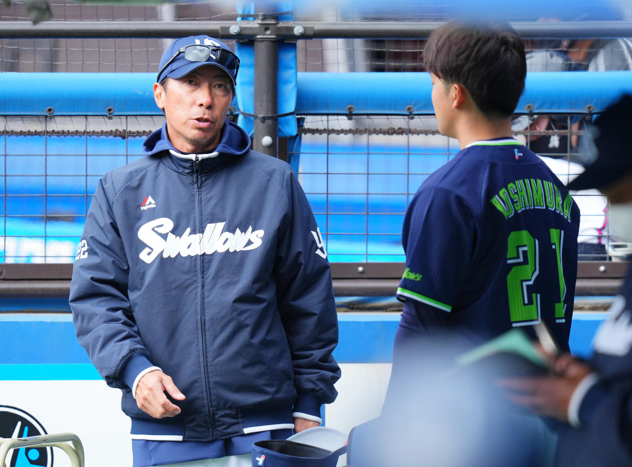 ロッテ対ヤクルト　ベンチで登板を終えたヤクルト先発の吉村（右）に声をかける高津監督（撮影・垰建太）