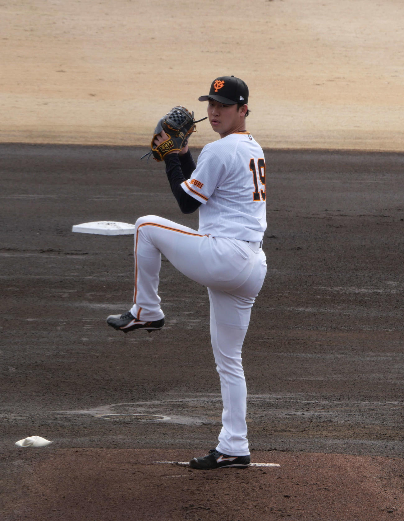 春季教育リーグ巨人対西武　先発マウンドに立つ巨人山崎伊（撮影・上田悠太）
