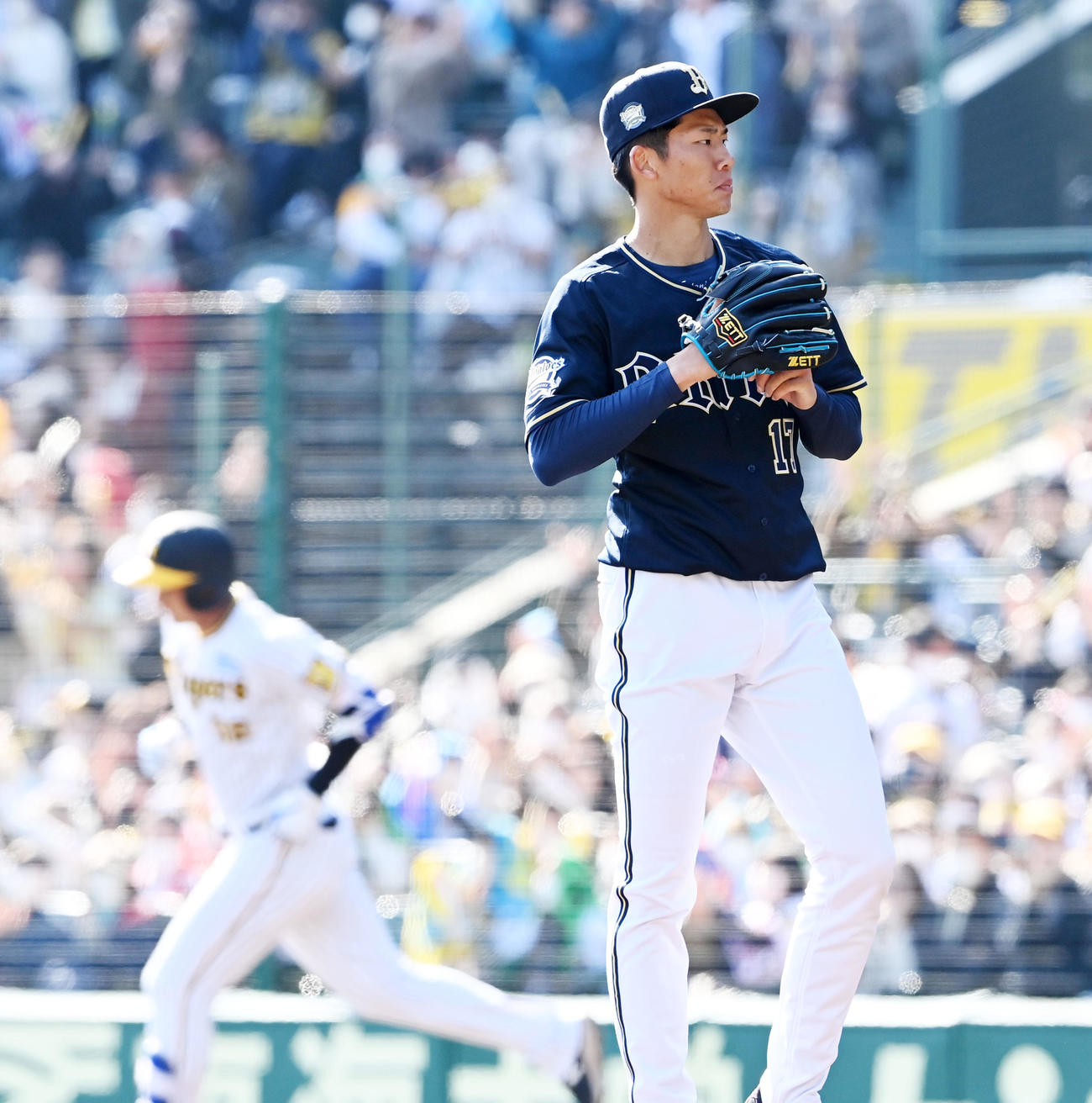阪神対オリックス　4回裏阪神1死二塁、井上に左越え2点本塁打を打たれたオリックス曽谷（撮影・前岡正明）
