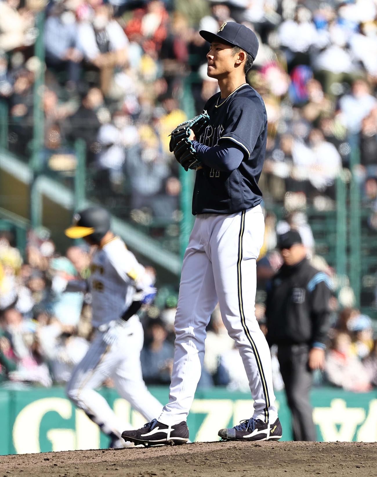 阪神対オリックス　4回裏阪神1死二塁、曽谷は井上に左越え2点本塁打を浴びる（撮影・上田博志）