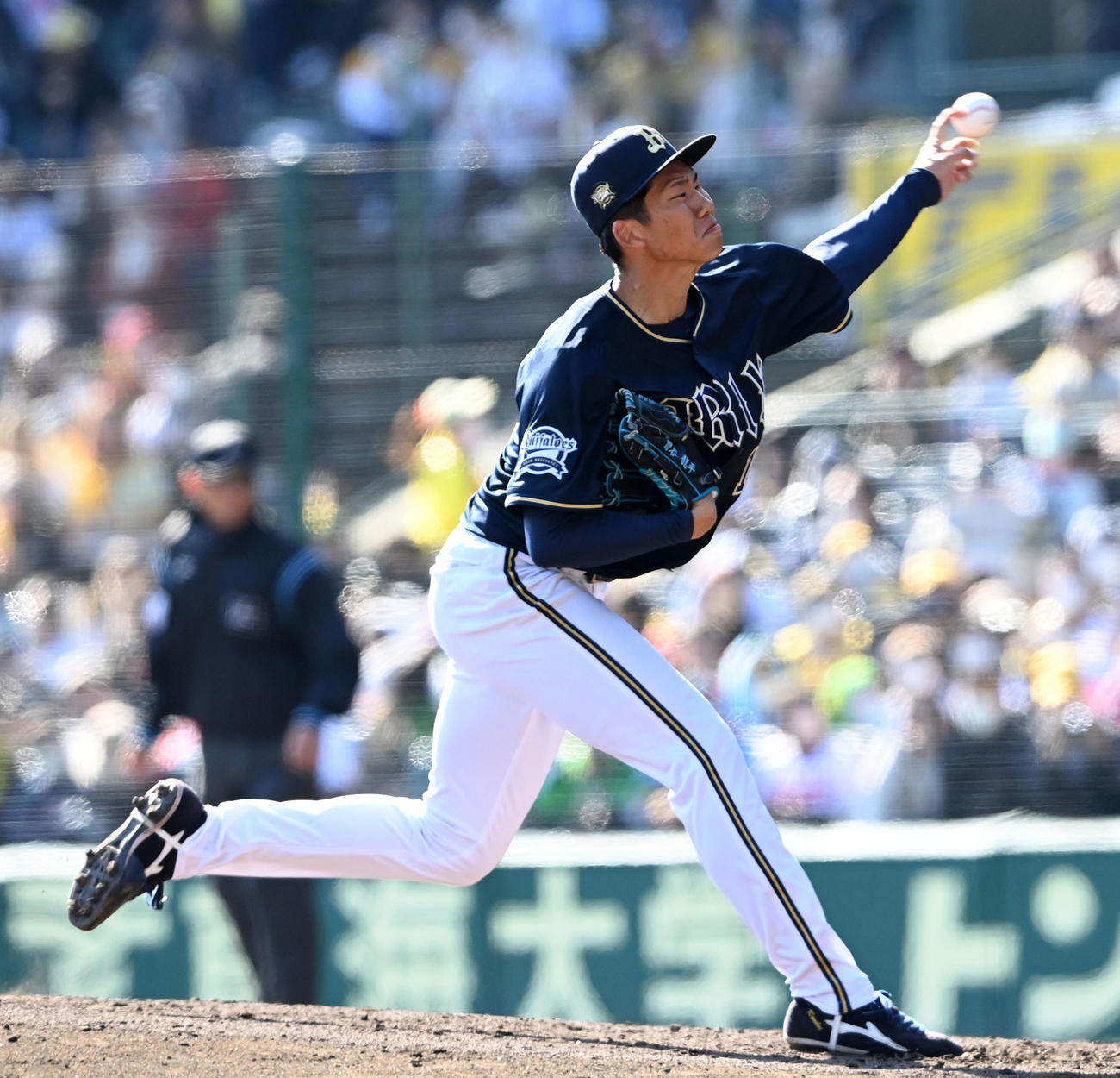 阪神対オリックス　オリックス2番手の曽谷（撮影・前岡正明）