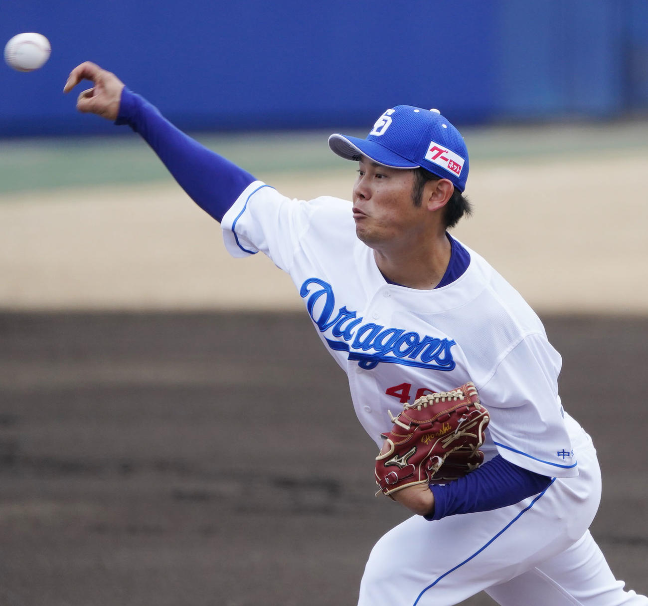 ウエスタン教育リーグ中日対阪神戦　1回表、登板する中日先発の鈴木（撮影・森本幸一）