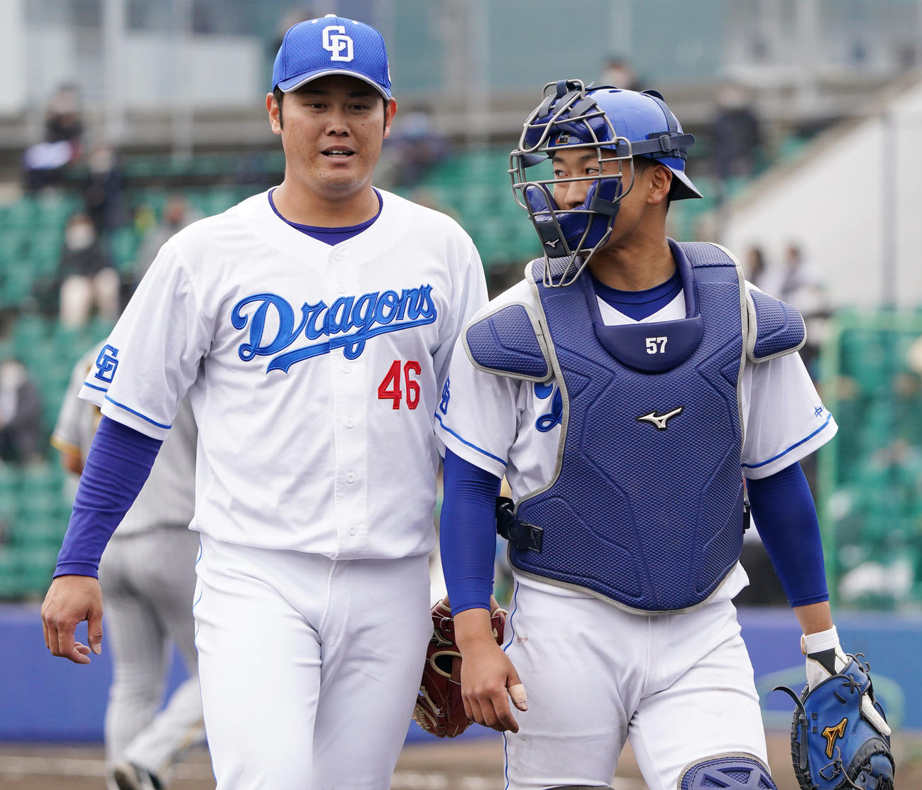 ウエスタン教育リーグ中日対阪神戦　2回表阪神攻撃終了、山浅と言葉を交わしベンチへ戻る鈴木（左）（撮影・森本幸一）