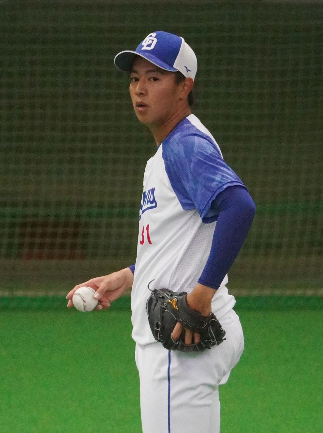キャッチボールをする仲地（撮影・森本幸一）