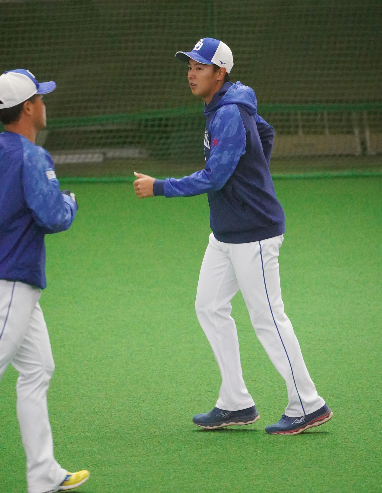 ランニングをする仲地（右）（撮影・森本幸一）