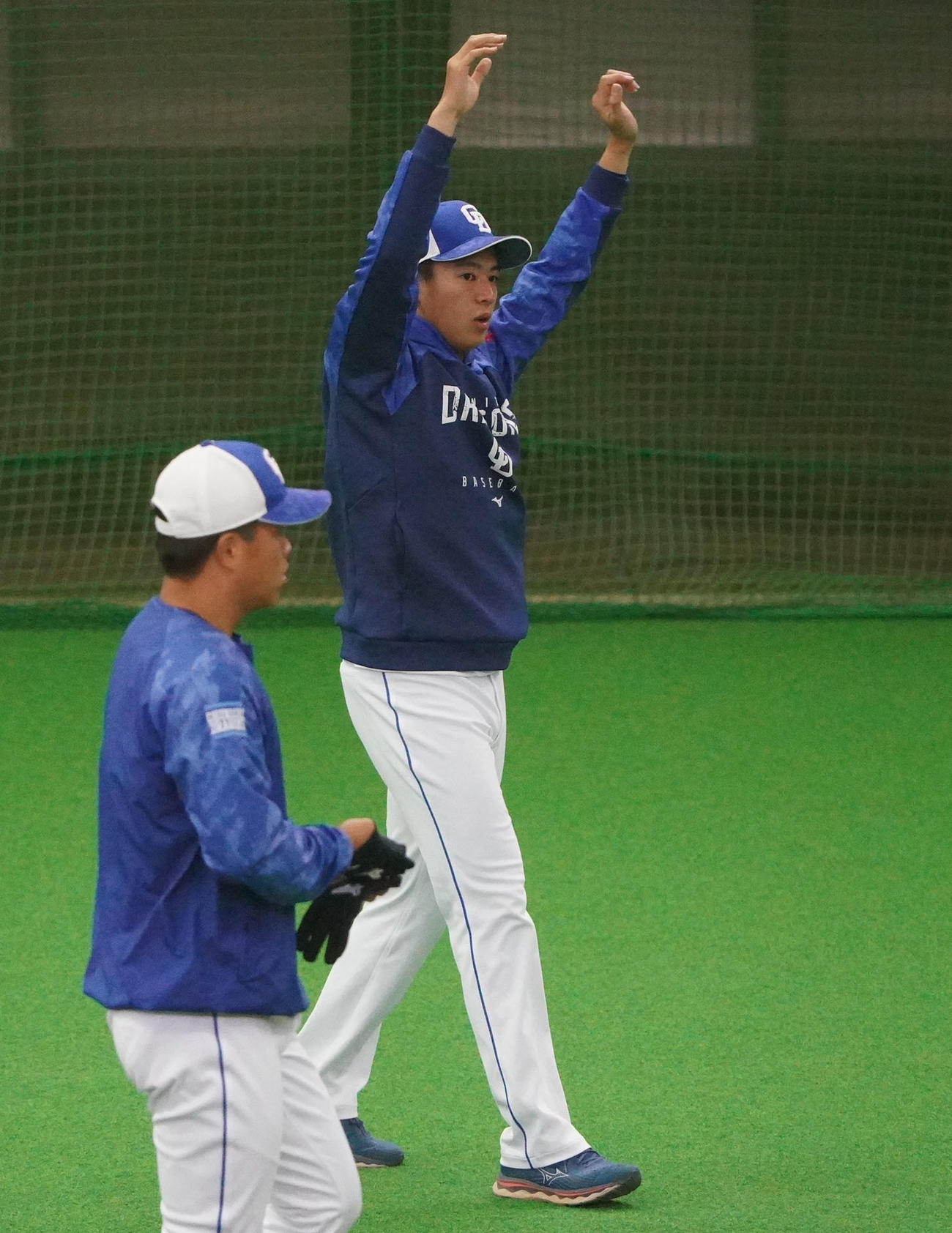 ストレッチで体をほぐす仲地（右）（撮影・森本幸一）