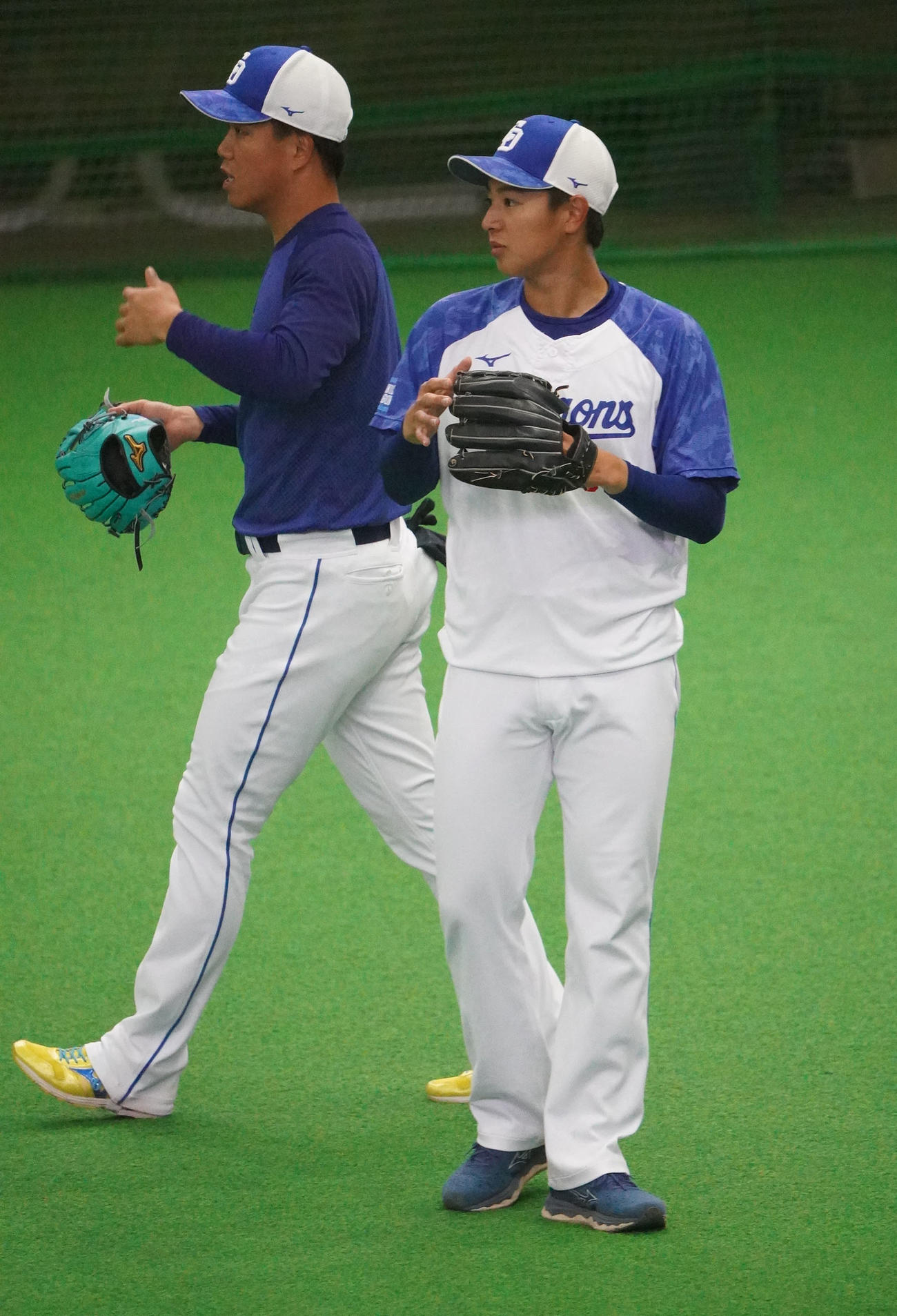柳とキャッチボールをする仲地（右）（撮影・森本幸一）