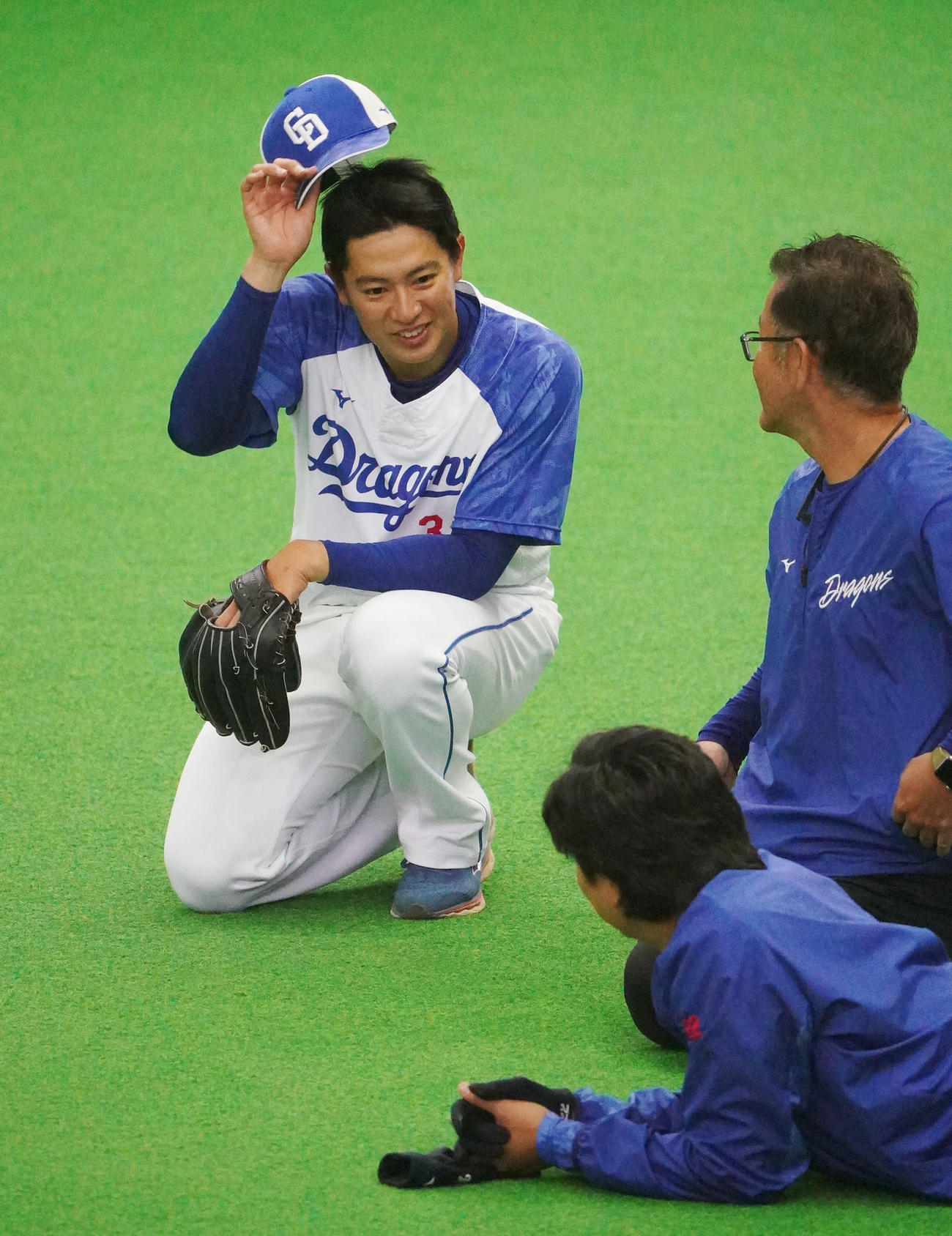 大野雄と言葉を交わす仲地（左）（撮影・森本幸一）