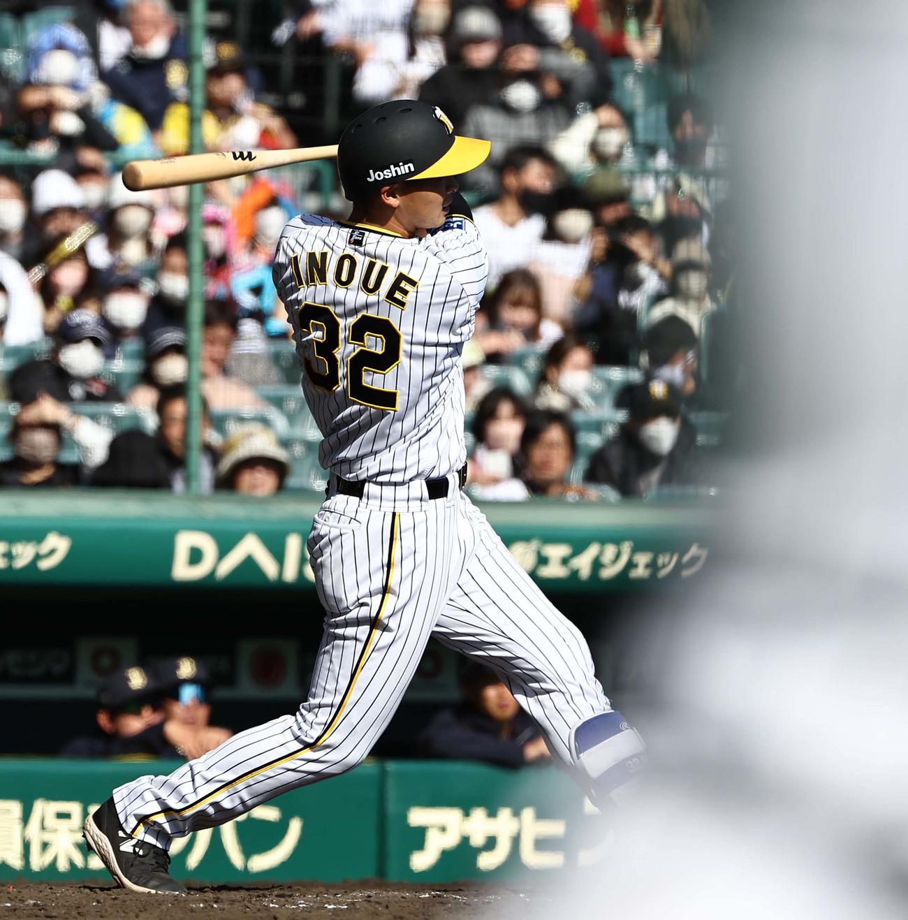 阪神対オリックス　4回裏阪神1死二塁、井上は左越え2点本塁打を放つ（撮影・上田博志）